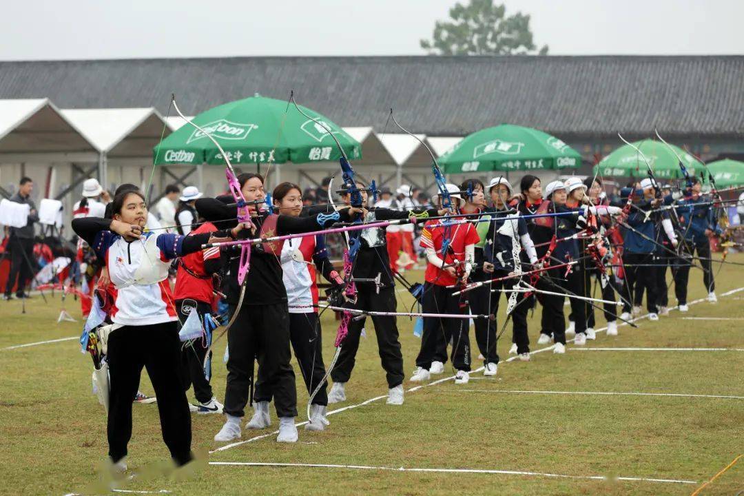 雷竞技:勇往直前：射箭比赛选手神准箭术